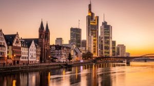 Warum Frankfurt „Mainhattan“ genannt wird: Die faszinierende Geschichte einer Skyline