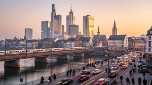 Pendlerstadt Frankfurt: Zwischen Highspeed-Zukunft und Apfelwein-Tradition
