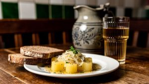 Das Handkäs-Ritual: Eine Frankfurter Tradition lebt und entwickelt sich weiter