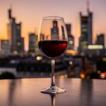 Spätburgunder & Skyline: Eine Liebeserklärung an Frankfurts genussvolle Höhenflüge