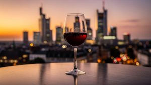 Spätburgunder & Skyline: Eine Liebeserklärung an Frankfurts genussvolle Höhenflüge