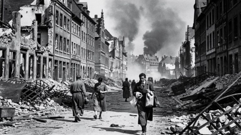Frankfurt im Zweiten Weltkrieg: Eine Stadt kämpft, brennt und steht wieder auf