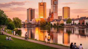 Mainufer Frankfurt – Wandel: Dein Guide zu Frankfurts pulsierender Lebensader