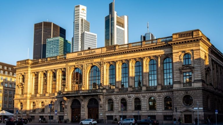 Die IHK Frankfurt Geschichte: Eine Zeitreise durch Handel, Wandel und Mainhattan