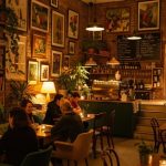 Mehr als nur Kaffee: Entdecke Frankfurts ‚Cafés mit Kunst & Kultur‘